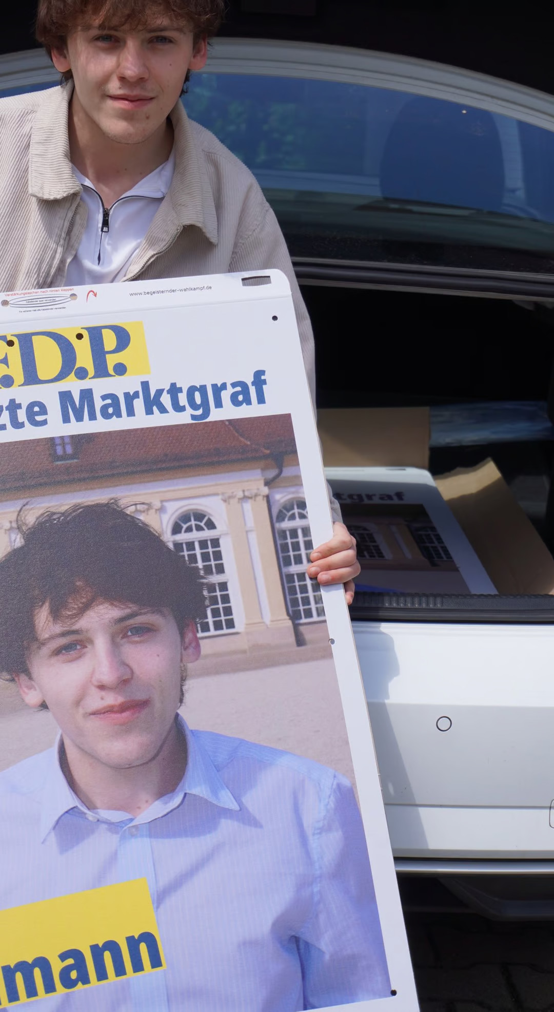 Daniel Heilmann mit Marktgraf-Plakat