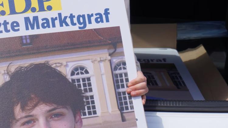 Daniel Heilmann mit Marktgraf-Plakat
